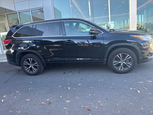 Used 2018 Toyota Highlander LE image 2