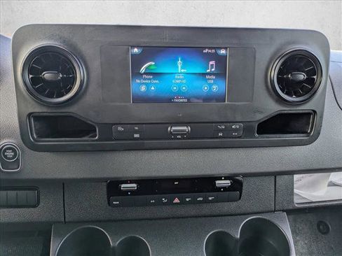 Used 2022 Mercedes-Benz Sprinter 2500 image 13