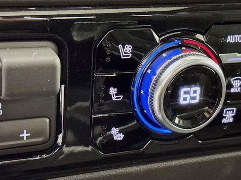 New 2025 GMC Sierra 3500 SLT w/ SLT Convenience Package image 20