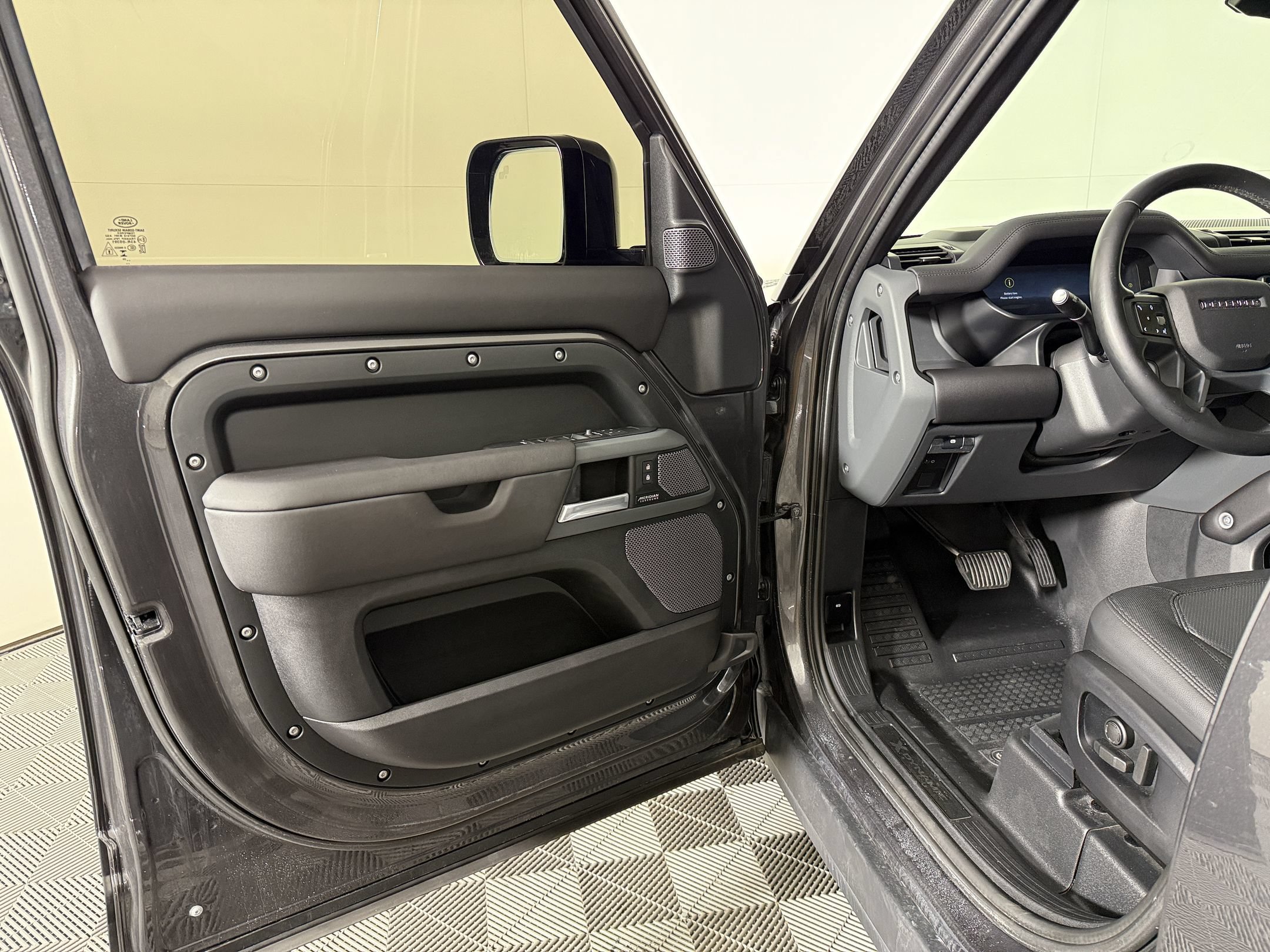 Used 2024 Land Rover Defender 110 X-Dynamic SE AWD/4WD image 5