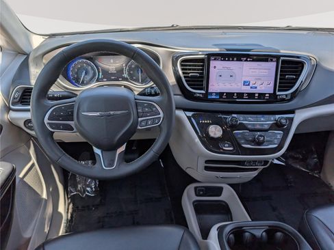 Used 2023 Chrysler Pacifica Touring-L FWD image 18