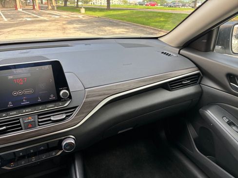 Used 2025 Nissan Altima 2.5 SV FWD image 30