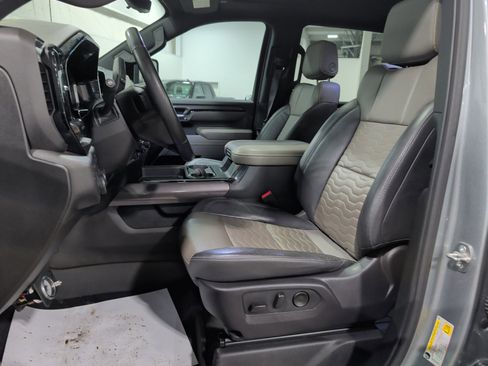 Used 2024 Chevrolet Silverado 2500 ZR2 w/ Technology Package image 7