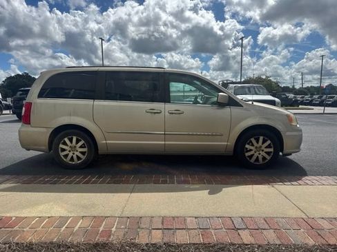 Used 2013 Chrysler Town & Country Touring FWD image 5