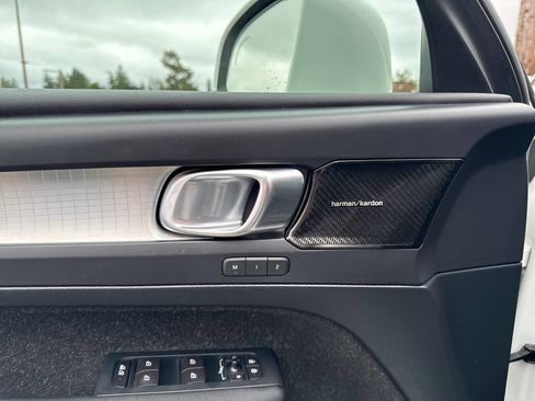 Used 2019 Volvo XC40 T5 Momentum image 28