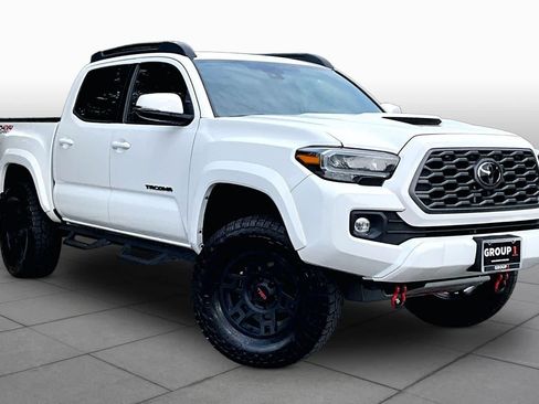 Used 2022 Toyota Tacoma TRD Sport w/ TRD Premium Sport Package AWD/4WD image 3