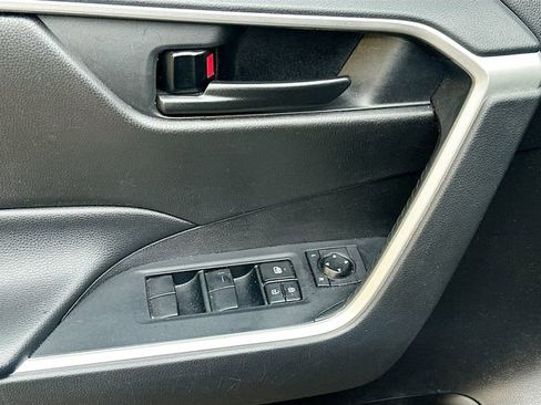 Used 2020 Toyota RAV4 LE image 18