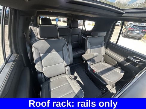 Used 2023 GMC Yukon XL SLT image 32