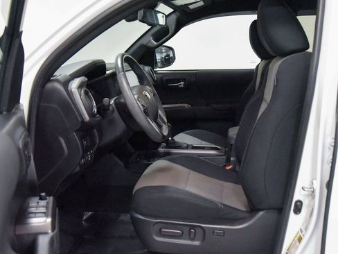 Used 2022 Toyota Tacoma TRD Sport image 2