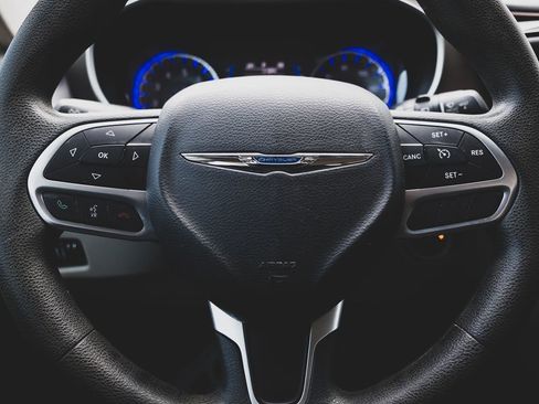 Used 2017 Chrysler Pacifica Touring image 10