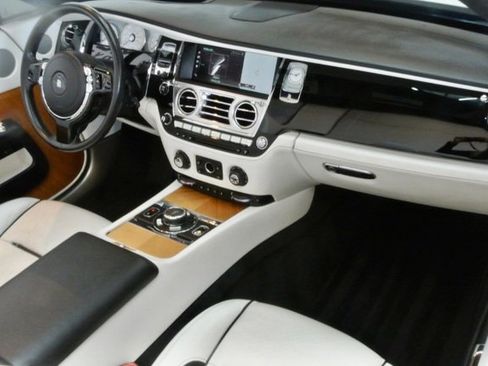 Used 2019 Rolls-Royce Dawn image 22