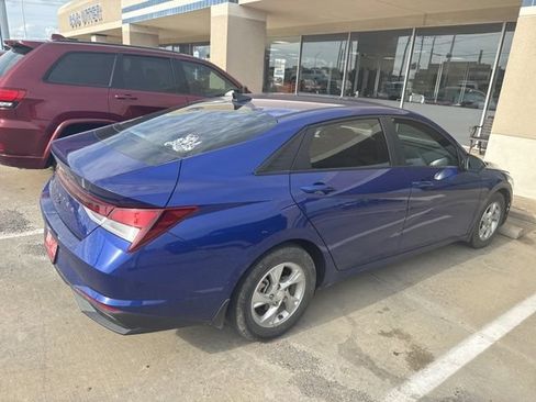 Used 2022 Hyundai Elantra SE FWD image 3