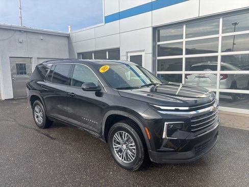 Used 2025 Chevrolet Traverse LT image 1