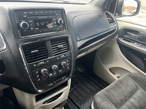 Used 2017 Dodge Grand Caravan SE image 28