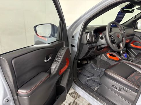 Used 2025 Nissan Frontier PRO-4X w/ Pro Premium Package image 12