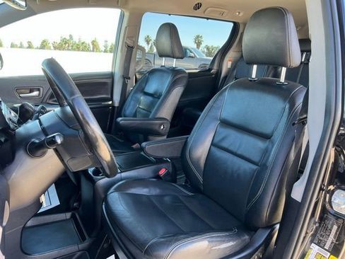 Used 2018 Toyota Sienna SE image 13