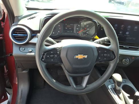 Used 2025 Chevrolet Trax LS w/ LS Convenience Package FWD image 5