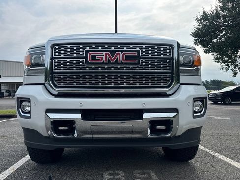 Used 2019 GMC Sierra 2500 Denali w/ Duramax Plus Package AWD/4WD image 3