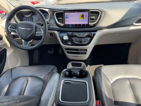 Used 2022 Chrysler Pacifica Touring-L FWD image 14