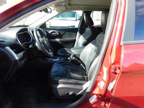 Used 2017 Jeep Cherokee Trailhawk image 8