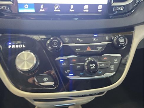 Used 2023 Chrysler Pacifica Touring-L FWD image 16