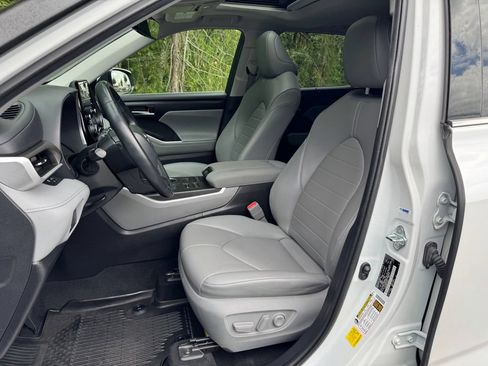 Used 2022 Toyota Highlander XLE AWD/4WD image 15