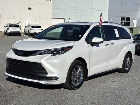 Used 2024 Toyota Sienna Platinum image 5