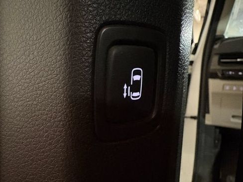 Used 2024 Kia Carnival EX FWD image 24