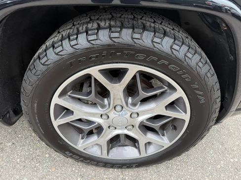 Used 2020 Jeep Grand Cherokee Overland AWD/4WD image 12