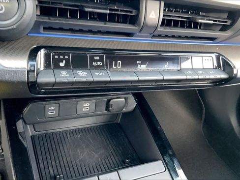 Used 2024 Toyota Prius XLE AWD/4WD image 33