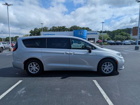 Used 2024 Chrysler Pacifica Touring-L FWD image 2