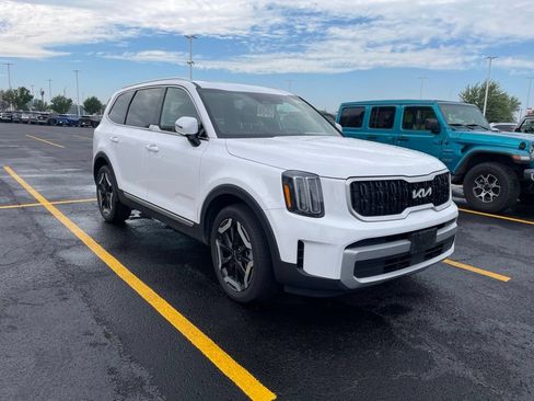 Used 2024 Kia Telluride EX w/ EX Captain's Chair Package FWD image 1