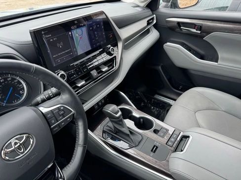 Used 2021 Toyota Highlander Limited image 16