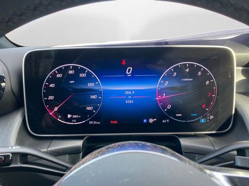 Used 2025 Mercedes-Benz GLC 300 4MATIC image 11