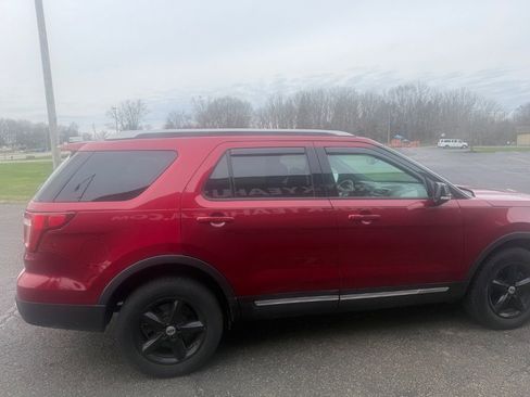 Used 2016 Ford Explorer XLT w/ Equipment Group 202A image 6