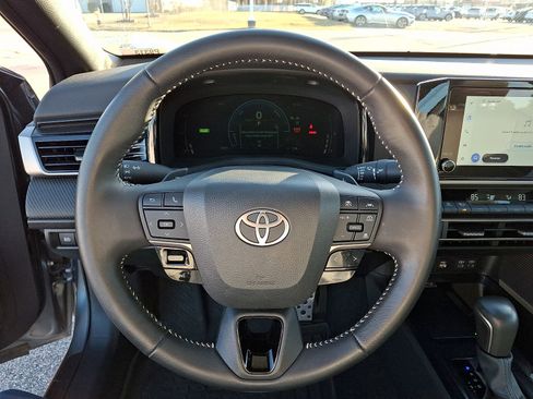 Used 2025 Toyota Camry SE image 19