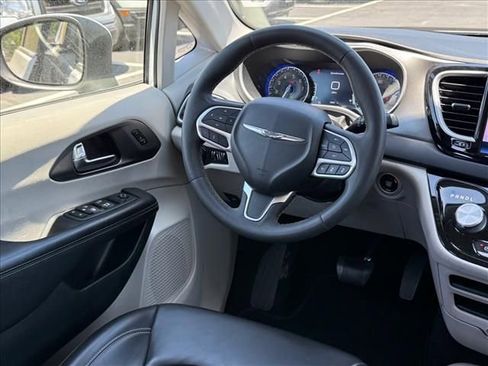 Used 2023 Chrysler Pacifica Touring-L FWD image 11