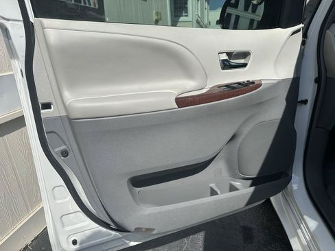 Used 2012 Toyota Sienna XLE FWD image 20
