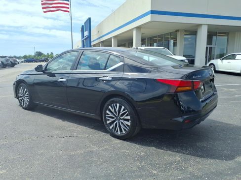 Used 2025 Nissan Altima 2.5 SV FWD image 3