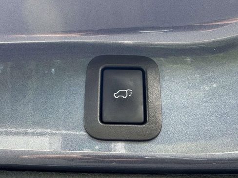 Used 2017 Toyota Highlander Limited AWD/4WD image 9