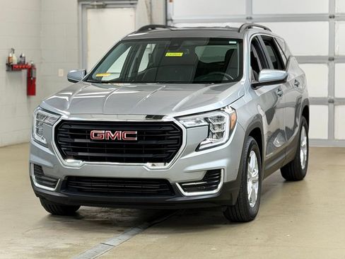 Used 2024 GMC Terrain SLE w/ Driver Convenience Package FWD image 3