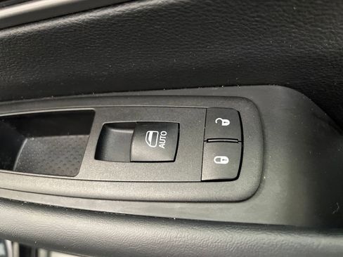Used 2025 Chrysler Pacifica Select FWD image 32