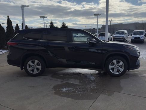 Used 2023 Toyota Highlander L image 2