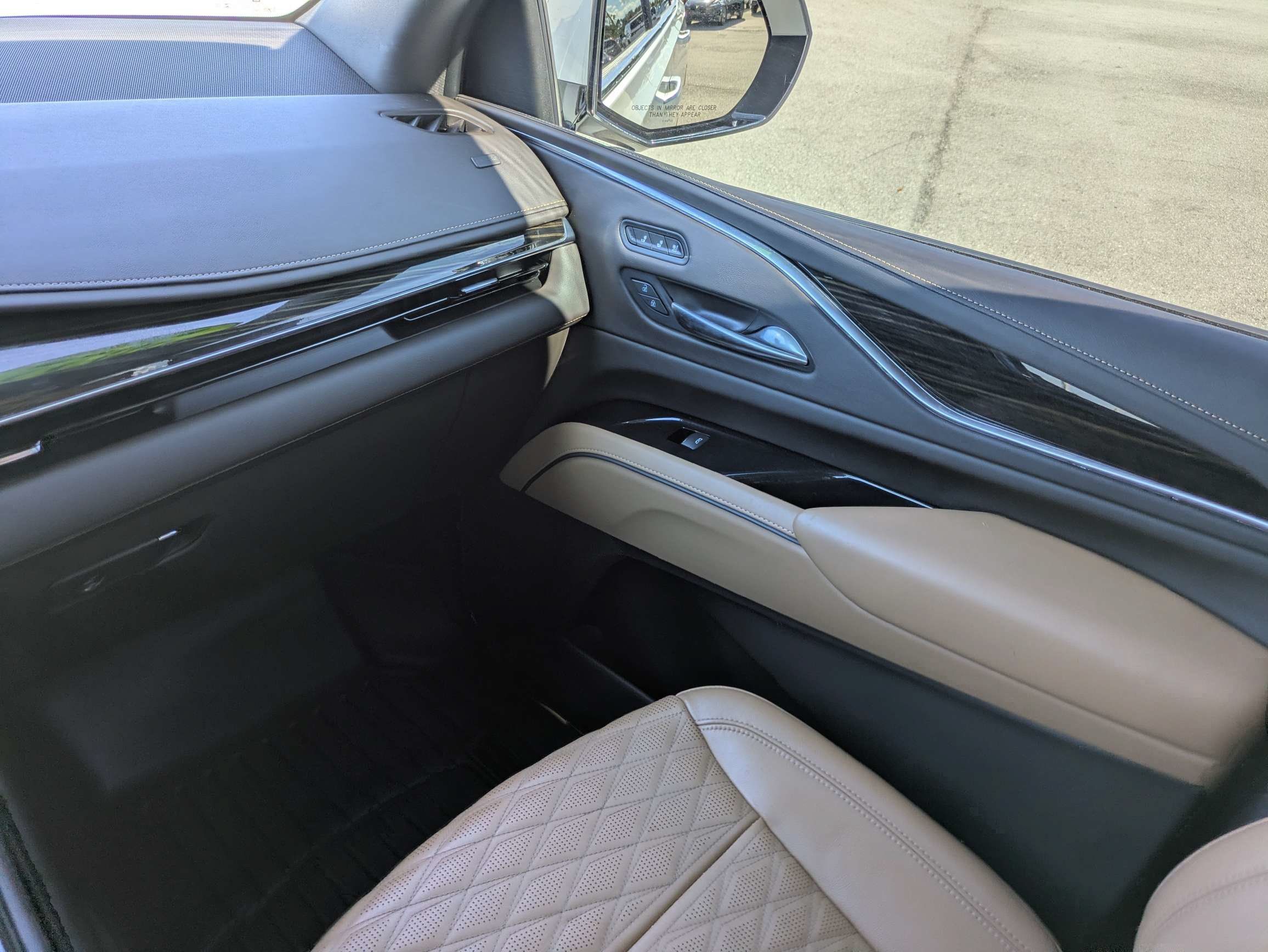 Used 2022 Cadillac Escalade Premium Luxury AWD/4WD image 17