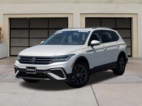 Used 2023 Volkswagen Tiguan SE w/ Panoramic Sunroof Package FWD image 3