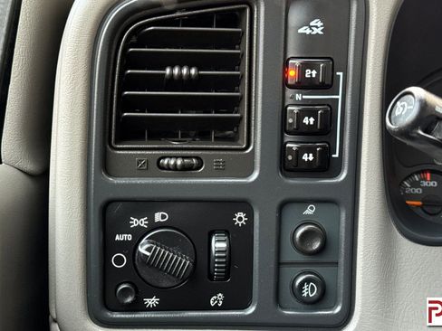 Used 2005 Chevrolet Silverado 2500 LT w/ Heavy-Duty Power Package image 30