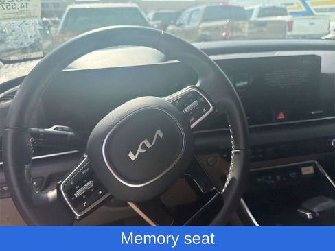 Used 2025 Kia Carnival EX FWD image 6
