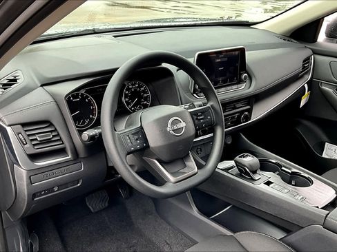 Used 2025 Nissan Rogue S FWD image 10