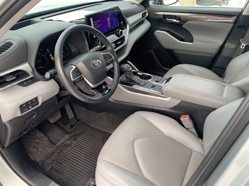 Used 2023 Toyota Highlander Platinum image 11