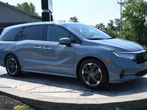 Used 2023 Honda Odyssey Elite image 3